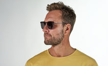 Indlæs billede til gallerivisning PREGO solbrille i farven Translucent Graphite fremstillet af bomuldsbaseret acetat. Vores kendte kvalitet giver mulighed for individuelt tilpasning så din solbrille altid sidder perfekt. De grå solglas matcher perfekt og beskytter øjnene mod solens skadelige UV stråler. Har du brug for styrke i dine PREGO solbriller så kontakt din lokale optiker. Vi samarbejder internationalt med de bedste optikere.