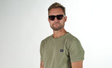 Load image into Gallery viewer, PREGO solbrille i farven Stellar Black fremstillet af bomuldsbaseret acetat. Vores kendte kvalitet giver mulighed for individuelt tilpasning så din solbrille altid sidder perfekt. De matchende grå solglas beskytter øjnene mod solens skadelige UV stråler. Har du brug for styrke i dine PREGO solbriller så kontakt din lokale optiker. Vi samarbejder internationalt med de bedste optikere.