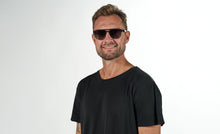 Indlæs billede til gallerivisning PREGO solbrille i farven Translucent Evening Green fremstillet af bomuldsbaseret acetat. Tyske fjederhængsler på stængerne kombineret med vores kendte kvalitet giver mulighed for individuelt tilpasning så din solbrille altid sidder perfekt. De matchende solglas beskytter øjnene mod solens skadelige UV stråler. Har du brug for styrke i dine PREGO solbriller så kontakt din lokale optiker. Vi samarbejder internationalt med de bedste optikere.
