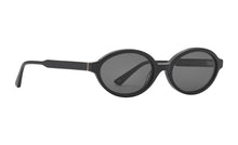 Indlæs billede til gallerivisning PREGO solbrille i farven Gloss Black fremstillet af bomuldsbaseret acetat. Elegante guldfarvede tyske fjederhængsler på stængerne kombineret med vores kendte kvalitet giver mulighed for individuelt tilpasning så din solbrille altid sidder perfekt. De matchende solglas beskytter øjnene mod solens skadelige UV stråler. Har du brug for styrke i dine PREGO solbriller så kontakt din lokale optiker. Vi samarbejder internationalt med de bedste optikere.