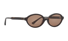 Indlæs billede til gallerivisning PREGO solbrille i farven Dark Tortoise Brown fremstillet af bomuldsbaseret acetat. Elegante guldfarvede tyske fjederhængsler på stængerne kombineret med vores kendte kvalitet giver mulighed for individuelt tilpasning så din solbrille altid sidder perfekt. De matchende solglas beskytter øjnene mod solens skadelige UV stråler. Har du brug for styrke i dine PREGO solbriller så kontakt din lokale optiker. Vi samarbejder internationalt med de bedste optikere.