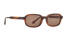 Indlæs billede til gallerivisning PREGO solbrille i farven Dark Horn fremstillet af bomuldsbaseret acetat. Elegante guldfarvede tyske fjederhængsler på stængerne kombineret med vores kendte kvalitet giver mulighed for individuelt tilpasning så din solbrille altid sidder perfekt. De matchende solglas beskytter øjnene mod solens skadelige UV stråler. Har du brug for styrke i dine PREGO solbriller så kontakt din lokale optiker. Vi samarbejder internationalt med de bedste optikere.