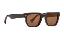 Indlæs billede til gallerivisning PREGO solbrille i farven Demi Night fremstillet af bomuldsbaseret acetat. Vores kendte kvalitet giver mulighed for individuelt tilpasning så din solbrille altid sidder perfekt. De matchende brune solglas beskytter øjnene mod solens skadelige UV stråler. Har du brug for styrke i dine PREGO solbriller så kontakt din lokale optiker. Vi samarbejder internationalt med de bedste optikere.