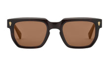 Indlæs billede til gallerivisning PREGO solbrille i farven Demi Night fremstillet af bomuldsbaseret acetat. Vores kendte kvalitet giver mulighed for individuelt tilpasning så din solbrille altid sidder perfekt. De matchende brune solglas beskytter øjnene mod solens skadelige UV stråler. Har du brug for styrke i dine PREGO solbriller så kontakt din lokale optiker. Vi samarbejder internationalt med de bedste optikere.