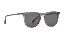 Indlæs billede til gallerivisning PREGO solbrille i farven Translucent Graphite fremstillet af bomuldsbaseret acetat. Vores kendte kvalitet giver mulighed for individuelt tilpasning så din solbrille altid sidder perfekt. De grå solglas matcher perfekt og beskytter øjnene mod solens skadelige UV stråler. Har du brug for styrke i dine PREGO solbriller så kontakt din lokale optiker. Vi samarbejder internationalt med de bedste optikere.