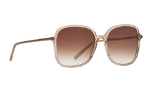 Indlæs billede til gallerivisning PREGO solbrille i farven Translucent Tan fremstillet af bomuldsbaseret acetat. Vores kendte kvalitet giver mulighed for individuelt tilpasning så din solbrille altid sidder perfekt. De matchende solglas beskytter øjnene mod solens skadelige UV stråler. Har du brug for styrke i dine PREGO solbriller så kontakt din lokale optiker. Vi samarbejder internationalt med de bedste optikere.
