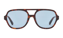 Load image into Gallery viewer, PREGO solbrille i farven Tortoise Marrone fremstillet af bomuldsbaseret acetat. Vores kendte kvalitet giver mulighed for individuelt tilpasning så din solbrille altid sidder perfekt. De matchende blå solglas beskytter øjnene mod solens skadelige UV stråler. Har du brug for styrke i dine PREGO solbriller så kontakt din lokale optiker. Vi samarbejder internationalt med de bedste optikere.
