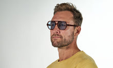 Load image into Gallery viewer, Vores kendte kvalitet giver mulighed for individuelt tilpasning så din solbrille altid sidder perfekt. De matchende blå solglas beskytter øjnene mod solens skadelige UV stråler. Har du brug for styrke i dine PREGO solbriller så kontakt din lokale optiker. Vi samarbejder internationalt med de bedste optikere.
