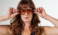 Indlæs billede til gallerivisning Vores kendte kvalitet giver mulighed for individuelt tilpasning så din solbrille altid sidder perfekt. De matchende orange solglas beskytter øjnene mod solens skadelige UV stråler. Har du brug for styrke i dine PREGO solbriller så kontakt din lokale optiker. Vi samarbejder internationalt med de bedste optikere.