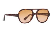 Indlæs billede til gallerivisning PREGO solbrille i farven Tortoise Marrone fremstillet af bomuldsbaseret acetat. Vores kendte kvalitet giver mulighed for individuelt tilpasning så din solbrille altid sidder perfekt. De matchende orange solglas beskytter øjnene mod solens skadelige UV stråler. Har du brug for styrke i dine PREGO solbriller så kontakt din lokale optiker. Vi samarbejder internationalt med de bedste optikere.