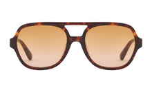 Indlæs billede til gallerivisning PREGO solbrille i farven Tortoise Marrone fremstillet af bomuldsbaseret acetat. Vores kendte kvalitet giver mulighed for individuelt tilpasning så din solbrille altid sidder perfekt. De matchende orange solglas beskytter øjnene mod solens skadelige UV stråler. Har du brug for styrke i dine PREGO solbriller så kontakt din lokale optiker. Vi samarbejder internationalt med de bedste optikere.