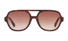 Indlæs billede til gallerivisning PREGO solbrille i farven Tortoise Marrone fremstillet af bomuldsbaseret acetat. Vores kendte kvalitet giver mulighed for individuelt tilpasning så din solbrille altid sidder perfekt. De matchende brune solglas beskytter øjnene mod solens skadelige UV stråler. Har du brug for styrke i dine PREGO solbriller så kontakt din lokale optiker. Vi samarbejder internationalt med de bedste optikere.