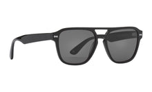 Indlæs billede til gallerivisning PREGO solbrille i farven Gloss Black fremstillet af bomuldsbaseret acetat. Tyske fjederhængsler på stængerne kombineret med vores kendte kvalitet giver mulighed for individuelt tilpasning så din solbrille altid sidder perfekt. De matchende solglas beskytter øjnene mod solens skadelige UV stråler. Har du brug for styrke i dine PREGO solbriller så kontakt din lokale optiker. Vi samarbejder internationalt med de bedste optikere.