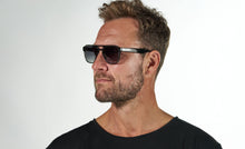 Indlæs billede til gallerivisning PREGO solbrille i farven Translucent Evening Green fremstillet af bomuldsbaseret acetat. Tyske fjederhængsler på stængerne kombineret med vores kendte kvalitet giver mulighed for individuelt tilpasning så din solbrille altid sidder perfekt. De matchende solglas beskytter øjnene mod solens skadelige UV stråler. Har du brug for styrke i dine PREGO solbriller så kontakt din lokale optiker. Vi samarbejder internationalt med de bedste optikere.
