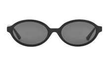 Indlæs billede til gallerivisning PREGO solbrille i farven Gloss Black fremstillet af bomuldsbaseret acetat. Elegante guldfarvede tyske fjederhængsler på stængerne kombineret med vores kendte kvalitet giver mulighed for individuelt tilpasning så din solbrille altid sidder perfekt. De matchende solglas beskytter øjnene mod solens skadelige UV stråler. Har du brug for styrke i dine PREGO solbriller så kontakt din lokale optiker. Vi samarbejder internationalt med de bedste optikere.