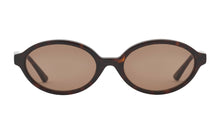 Indlæs billede til gallerivisning PREGO solbrille i farven Dark Tortoise Brown fremstillet af bomuldsbaseret acetat. Elegante guldfarvede tyske fjederhængsler på stængerne kombineret med vores kendte kvalitet giver mulighed for individuelt tilpasning så din solbrille altid sidder perfekt. De matchende solglas beskytter øjnene mod solens skadelige UV stråler. Har du brug for styrke i dine PREGO solbriller så kontakt din lokale optiker. Vi samarbejder internationalt med de bedste optikere.