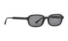 Indlæs billede til gallerivisning PREGO solbrille i farven Gloss Black fremstillet af bomuldsbaseret acetat. Elegante guldfarvede tyske fjederhængsler på stængerne kombineret med vores kendte kvalitet giver mulighed for individuelt tilpasning så din solbrille altid sidder perfekt. De matchende solglas beskytter øjnene mod solens skadelige UV stråler. Har du brug for styrke i dine PREGO solbriller så kontakt din lokale optiker. Vi samarbejder internationalt med de bedste optikere.