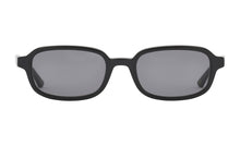 Indlæs billede til gallerivisning PREGO solbrille i farven Gloss Black fremstillet af bomuldsbaseret acetat. Elegante guldfarvede tyske fjederhængsler på stængerne kombineret med vores kendte kvalitet giver mulighed for individuelt tilpasning så din solbrille altid sidder perfekt. De matchende solglas beskytter øjnene mod solens skadelige UV stråler. Har du brug for styrke i dine PREGO solbriller så kontakt din lokale optiker. Vi samarbejder internationalt med de bedste optikere.