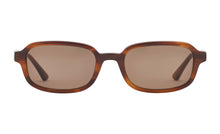 Indlæs billede til gallerivisning PREGO solbrille i farven Dark Horn fremstillet af bomuldsbaseret acetat. Elegante guldfarvede tyske fjederhængsler på stængerne kombineret med vores kendte kvalitet giver mulighed for individuelt tilpasning så din solbrille altid sidder perfekt. De matchende solglas beskytter øjnene mod solens skadelige UV stråler. Har du brug for styrke i dine PREGO solbriller så kontakt din lokale optiker. Vi samarbejder internationalt med de bedste optikere.
